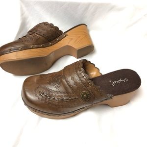 Brown Qupid round tie clogs 7.5